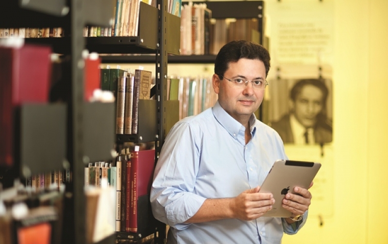 Ed.18 - Mat�ria: Empreendedores culturais - Empreendedor das letras, Ant�nio Ricardo Accioly Campos nasceu numa casa que era uma grande biblioteca. Foto de Bosco Lacerda.