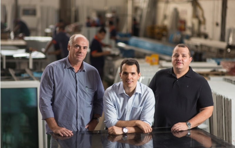 Ed.28 - Matéria: Eles querem mais - Marcos Xavier, Fábio e Gabriel Campos, da Laminart, focam o mercado de esquadrias noe empreendimentos edificados
