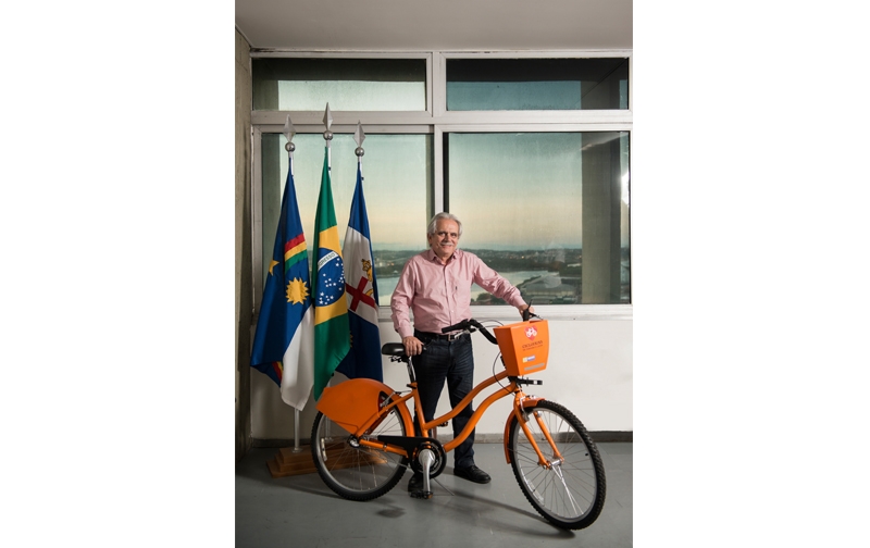 Ed.28 - Matéria: Um nó para ser desatado - Secretário municipal de Mobilidade e Controle Urbano, João Braga, com o modelo de bicleta implandado para aluguel em pontos do Recife