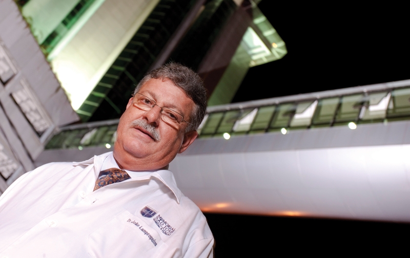Ed.11 - Matéria: Sólido e líquido - Dr.João Lampropulos, diretor médico e braço direito do presidente. Foto Chico Barros