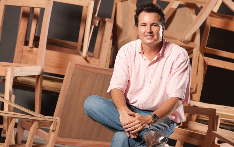 Ed.12 - Matéria:Projeto de vida - Sérgio e Marilu Fontes construíram a Novo Projeto, uma marca de móveis que fundamentou sua atuação na flexibilidade para personalizar as peças fabricadas. Foto de Chico Barros.